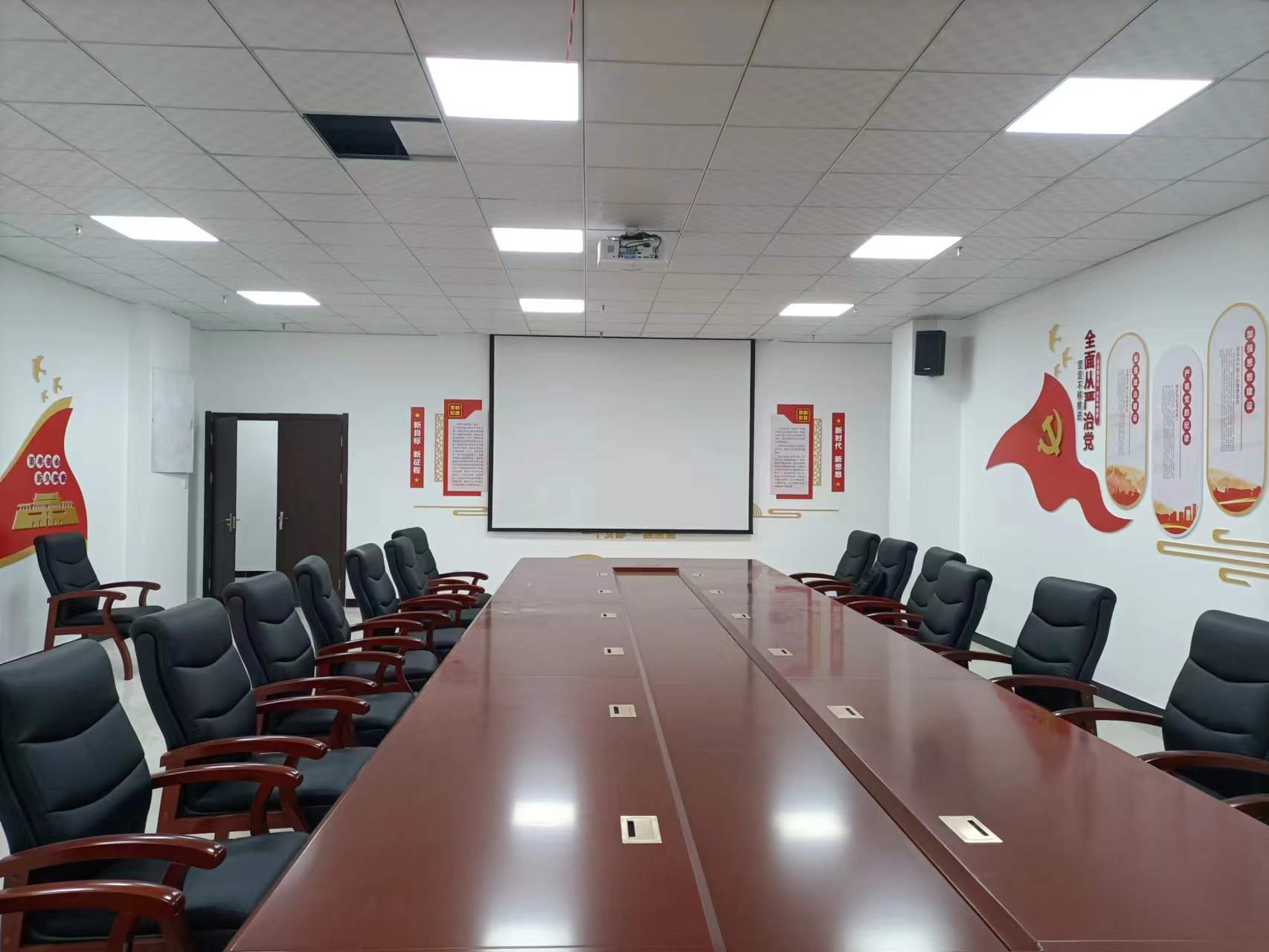 智慧党建厅一体机的党员先进事迹报告投影与学习讨论