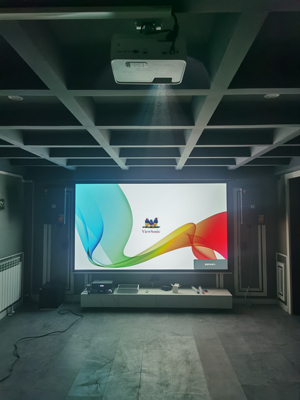 家庭影院投影仪的亲子动画电影播放与亲子互动游戏设计