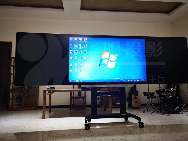 幼儿园多媒体教室投影仪的绘本故事画面投影与互动阅读