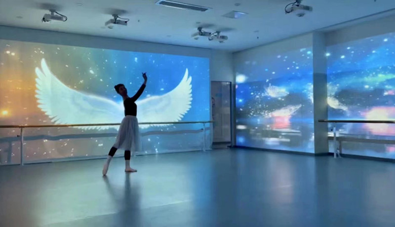 舞蹈培训机构投影仪的现代舞技巧分解投影与模仿练习